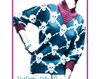 Puede incluir: Un patrón de tejido de punto vintage que presenta un suéter azul con un diseño de calavera y huesos cruzados blancos. El suéter tiene un cuello de tortuga rosa y puños rosas. El patrón es de PastPatternPaloozaCo.