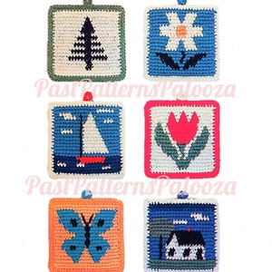 Könnte beinhalten: Sechs gehäkelte Topflappen mit verschiedenen Designs. Die Designs umfassen einen Baum, eine Blume, ein Segelboot, eine Tulpe, einen Schmetterling und ein Haus. Die Topflappen sind alle quadratisch und haben einen weißen Hintergrund mit bunten Akzenten.