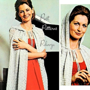 以下が含まれることがあります： 白いクロシェのフード付きケープで、タイで留めることができます。ケープは赤いドレスの上に着用されています。背景には「Past Patterns Palooza」というテキストが表示されています。
