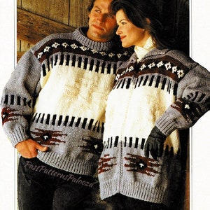 Könnte beinhalten: Zwei Strickpullover mit einem geometrischen Muster in den Farben Grau, Weiß, Schwarz und Rot. Die Pullover haben ein Schneeflockenmuster und einen Reißverschluss.