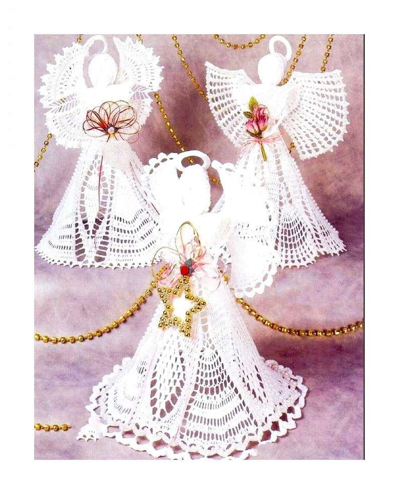 Puede incluir: Tres adornos de &aacute;ngel de crochet blanco con delicados detalles de encaje. Cada &aacute;ngel tiene un adorno floral diferente y est&aacute; adornado con cuentas doradas y una estrella.