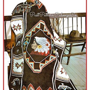 Op de afbeelding: Een man draagt een gehaakte poncho met een Native American ontwerp. De poncho is zwart met rode, witte, blauwe en gele accenten. Het ontwerp toont een Native American hoofd met een hoofdtooi. De tekst "Past Pattern Palooza Co." is zichtbaar in de afbeelding.