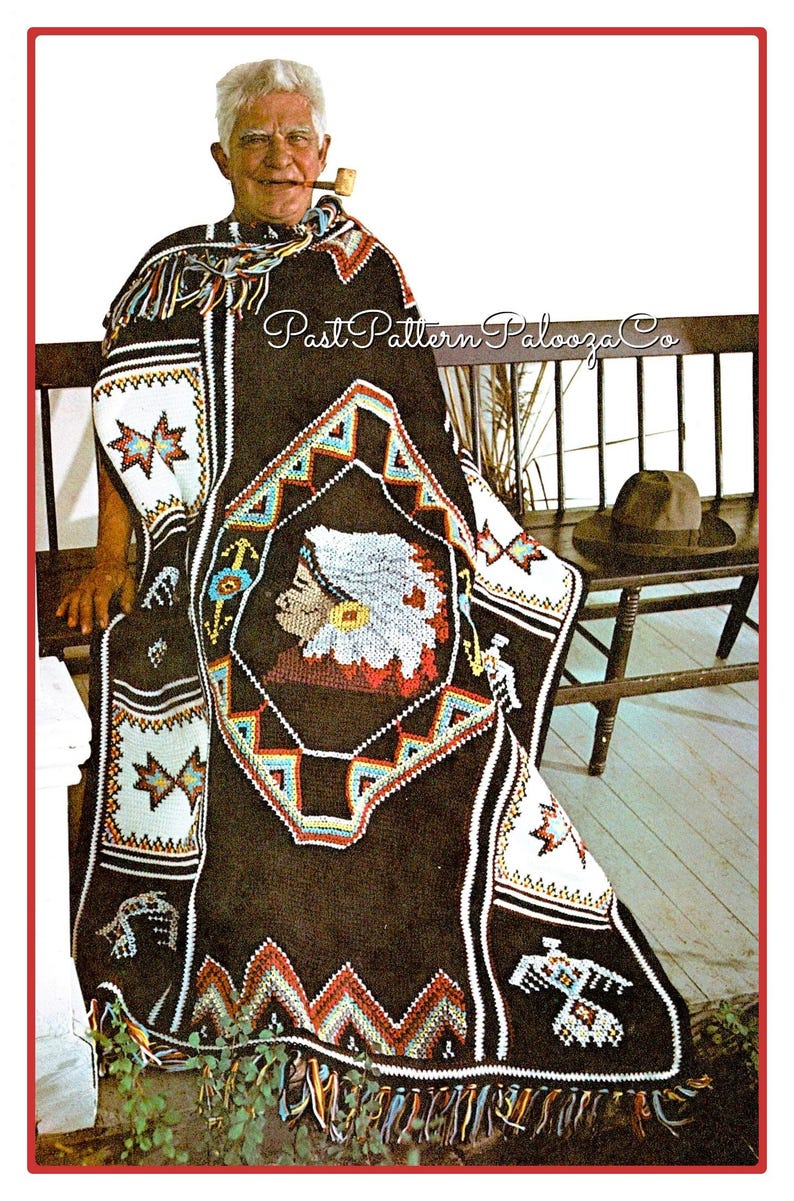 Op de afbeelding: Een man draagt een gehaakte poncho met een Native American ontwerp. De poncho is zwart met rode, witte, blauwe en gele accenten. Het ontwerp toont een Native American hoofd met een hoofdtooi. De tekst "Past Pattern Palooza Co." is zichtbaar in de afbeelding.