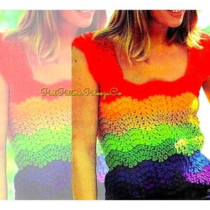 Puede incluir: Un top de crochet arcoíris con cuello redondo y mangas cortas. El top está hecho con una variedad de colores, incluyendo rojo, naranja, amarillo, verde, azul, índigo y violeta. El top lo lleva una persona con el pelo largo y rubio.