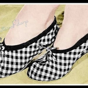 以下が含まれることがあります： 黒と白のチェック柄の、縁が黒で縁取られたスリッポンシューズのペア。靴には前にリボンが付いている。
