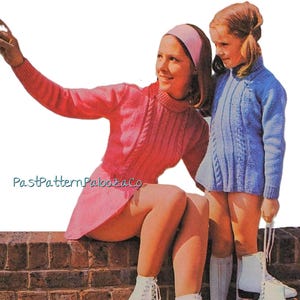 Puede incluir: Imagen vintage de una mujer y una niña con conjuntos de punto a juego. La mujer lleva un jersey y una falda rosas, la niña un jersey azul. Ambas llevan patines blancos. La mujer está señalando algo.