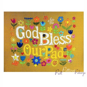 Könnte beinhalten: Stickerei mit dem Text "God Bless Our Pad" in weißer Farbe auf gelbem Hintergrund. Der Text ist von bunten Blumen und Blättern umgeben.