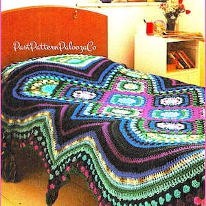 Puede incluir: Una colorida manta de ganchillo hecha a mano con un patrón geométrico. La manta presenta una mezcla de colores que incluyen negro, morado, azul, verde y rosa. La manta está sobre una cama, con borlas en el extremo. El texto "PastPatternPaloozaCo" es visible.