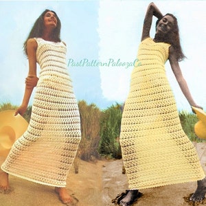 Peut inclure: Une robe longue sans manches en crochet avec un motif ajouré répétitif de couleur crème pâle. Le vêtement est associé à un chapeau de soleil à larges bords. Le texte PastPatternPaloozaCo est visible au centre de l'image.