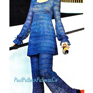 Può includere: Un completo pantalone in crochet blu con una maglia a maniche lunghe e pantaloni larghi. L'abito è realizzato con un punto a rete e ha una vestibilità rilassata.