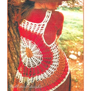 Könnte beinhalten: Eine rot, weiß und braun gehäkelte Weste mit einem kreisförmigen Design. Die Weste hat einen Neckholder-Ausschnitt und einen einzigartigen offenen Rücken. Das Bild ist ein Vintage-Muster von PastPatternPaloozaCo.
