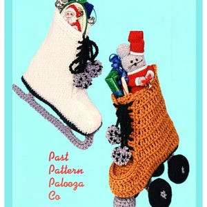 Puede incluir: Dos adornos de ganchillo con forma de calzado: un patín de hielo blanco con cuchilla gris y un patín de ruedas color canela con ruedas negras. Ambos tienen cordones negros con pompones grises y contienen pequeños regalos y figuras. Texto: Past Pattern Palooza Co.
