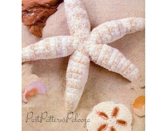 Puede incluir: Una estrella de mar y un dólar de arena tejidos a crochet sobre un fondo arenoso. La estrella de mar es blanca con rayas beige y el dólar de arena es blanco con detalles beige. El texto "Past Patterns Palooza" es visible en la esquina inferior izquierda de la imagen.