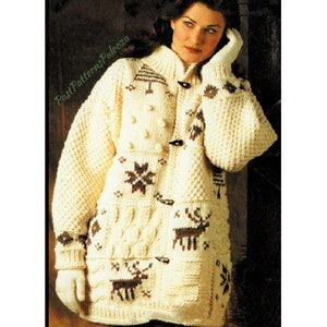 Può includere: Un cardigan di maglia bianco con un motivo a fiocco di neve marrone e bianco, un motivo a renna marrone e bianco e bottoni marroni.