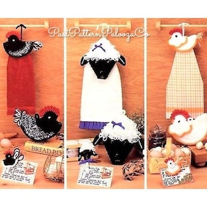 以下が含まれることがあります： 黒い雄鶏、白黒の羊、黄色と白の鶏を特徴とするキッチンタオルのクロシェパターン。パターンは、さまざまなキッチンアクセサリーが置かれた木製の表面に表示されています。