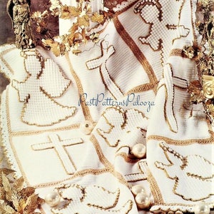 Puede incluir: Un conjunto blanco de ganchillo con temática religiosa que presenta ángeles y cruces, delineados en oro. El conjunto incluye una toalla y otros artículos, con un ribete dorado decorativo. La imagen está adornada con detalles florales y perlas doradas.