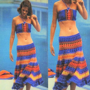 Puede incluir: Un conjunto de top y falda de ganchillo en azul, naranja, rojo y amarillo. El top es de estilo halter con cierre de nudo. La falda es de línea A con un dobladillo festoneado y flecos.