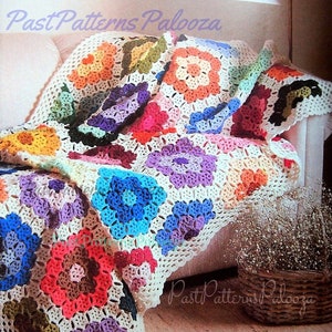 Puede incluir: Una manta y cojines de ganchillo con un diseño floral en varios colores, incluyendo azul, rojo, naranja y morado, están sobre un sofá blanco. El texto "Past Patterns Palooza" es visible en la imagen.