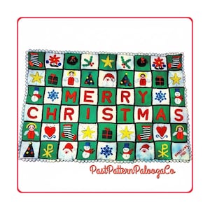 Peut inclure: Une couverture rectangulaire en crochet composée d'une grille de carrés blancs et verts avec des motifs de Noël rouges, verts, jaunes et bleus, incluant des étoiles, bonhommes de neige, chaussettes, cadeaux et anges. Le texte MERRY CHRISTMAS est centré en lettres rouges.