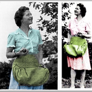 Könnte beinhalten: Zwei Frauen tragen karierte Blusen und grüne Schürzen mit Rüschen. Die Frauen stehen in einem Garten.