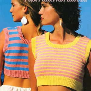 Könnte beinhalten: Zwei Frauen tragen ärmellose gestreifte Stricktops. Das Oberteil links ist rosa und blau, das Oberteil rechts ist rosa und gelb.