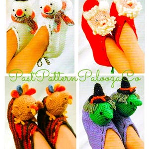 Puede incluir: Cuatro pares de pantuflas de ganchillo con diferentes temas navideños. El primer par es blanco con una cara de muñeco de nieve, el segundo par es rojo con una cara de Papá Noel, el tercer par es marrón y naranja con una cara de pavo, y el cuarto par es morado con una cara de bruja. El texto "Past Pattern Palooza Co" es visible en el centro de la imagen.