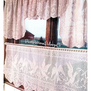 Puede incluir: Cortinas de ventana de ganchillo de color crema. Las cortinas están hechas de una tela delicada de tejido abierto, con un borde festoneado. El diseño incluye patrones florales y geométricos. El texto "PastPatternPaloozaCo" es visible.