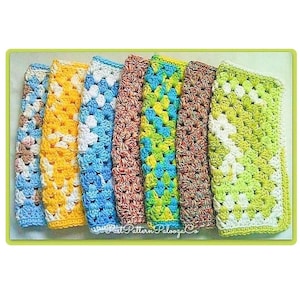 Peut inclure: Six couvertures pour bébé en crochet de différentes couleurs, dont le jaune, le bleu, le vert et le brun. Les couvertures sont réalisées avec un motif de carrés de grand-mère.