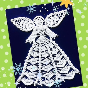 Puede incluir: Adorno de ángel de crochet blanco con detalles intrincados, sobre un fondo azul oscuro.