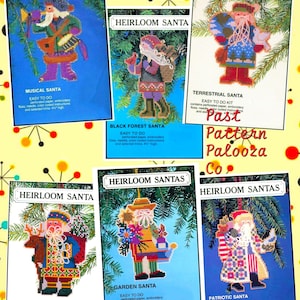 Könnte beinhalten: Sechs "Heirloom Santa" Bastelsets werden gezeigt, jedes mit einem einzigartigen Weihnachtsmann-Design. Die Sets umfassen "Musical Santa", "Black Forest Santa" und "Patriotic Santa". Die Sets sind mit "Easy to Do" gekennzeichnet und sind 11.4 cm hoch.