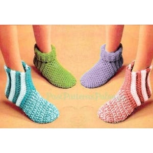 Puede incluir: Cuatro pares de calcetines de pantuflas de ganchillo en verde, morado, azul y rosa con rayas blancas. Los calcetines están hechos con un patrón de punto simple y tienen un puño doblado.