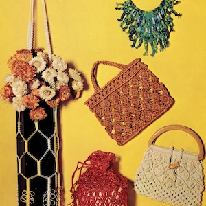 Pode incluir: Uma coleção de bolsas de crochê e um colar feito de contas verdes e azuis. As bolsas são de vários formatos e tamanhos, incluindo uma bolsa cilíndrica, uma bolsa redonda e uma bolsa retangular. As bolsas são todas feitas de diferentes cores de fio, incluindo marrom, vermelho e branco.