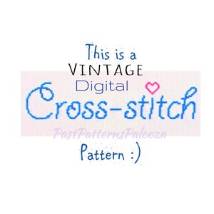 K&ouml;nnte beinhalten: Eine digitale Grafik mit dem Text This is a VINTAGE Digital Cross-stitch Pattern :) und einem kleinen rosa Herzsymbol. Das Wort Cross-stitch ist in einer blauen, verpixelten Schriftart dargestellt, w&auml;hrend der restliche Text schwarz und blau ist.