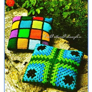 Puede incluir: Dos almohadas cuadradas de crochet, una con un patrón geométrico colorido y la otra con un patrón verde y azul con detalles negros. Las almohadas están sobre una superficie de roca con vegetación verde en el fondo. El texto "Past Pattern Palooza Co" es visible en la imagen.