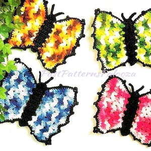 以下が含まれることがあります： オレンジと白、緑と白、青と白、ピンクと白の4色の組み合わせで編まれた蝶々。蝶々は黒い輪郭で、正方形に配置されています。