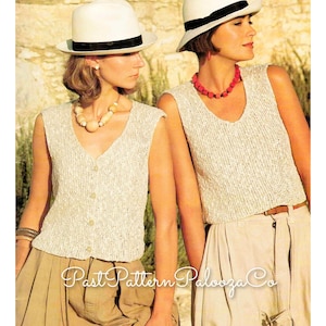 Puede incluir: Dos mujeres con tops de punto blancos sin mangas, cuello en V y cierre de botones. Ambas llevan sombreros blancos con cintas negras y están de pie frente a una pared de piedra. La mujer de la izquierda lleva una falda marrón y un collar de cuentas de madera. La mujer de la derecha lleva una falda blanca y un collar de cuentas rojas. El texto "Past Pattern Palooza Co" es visible en la parte inferior central de la imagen.