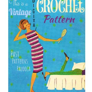 Op de afbeelding: Een vintage haakpatroon voor een gestreepte jurk. Het patroon is een digitale download en maakt deel uit van een past patterns palooza. De afbeelding toont een vrouw die de jurk draagt en een man die op een bed ligt.