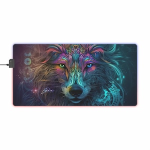 Peut inclure: Un design de loup abstrait et coloré sur un fond noir avec une bordure de lumière LED bleue et rouge. Les yeux du loup sont verts et bleus, et sa fourrure est un mélange de violet, de rose et de jaune.