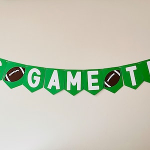 C'est l'heure du match bannière de football | Décoration de fête de football | Décoration de football | Décoration de retour à la maison | Fête d'anniversaire de football | Moins d'un an