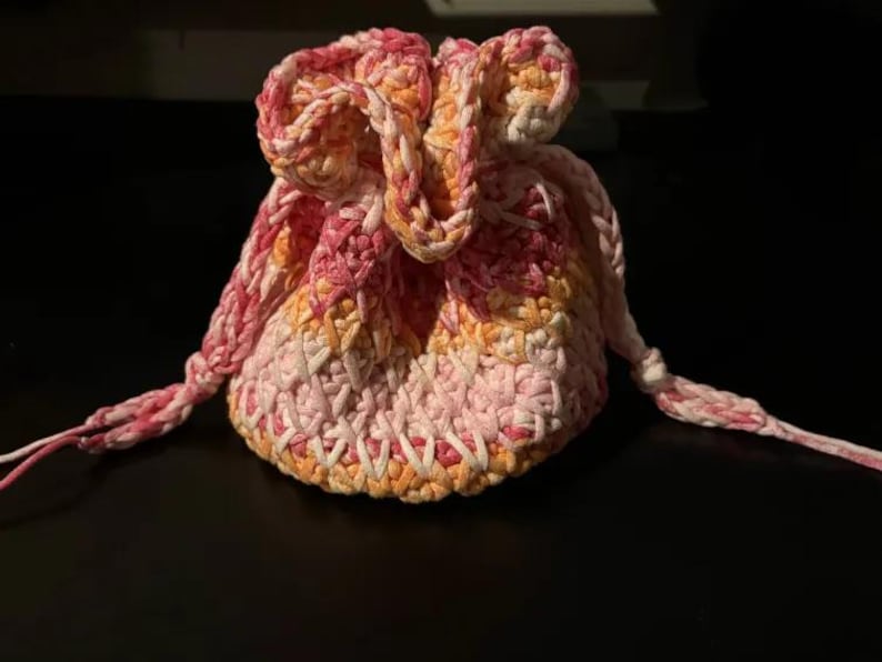 VIRKMÖNSTER - Honungspåse: Virkpåsemönster, Virkpåse, DND-tärningspåse, Vågduksväska, Virkad dragskopåse, Hinkpåse bild 7