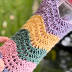 Close up of wavy stitch on water bottle bag.