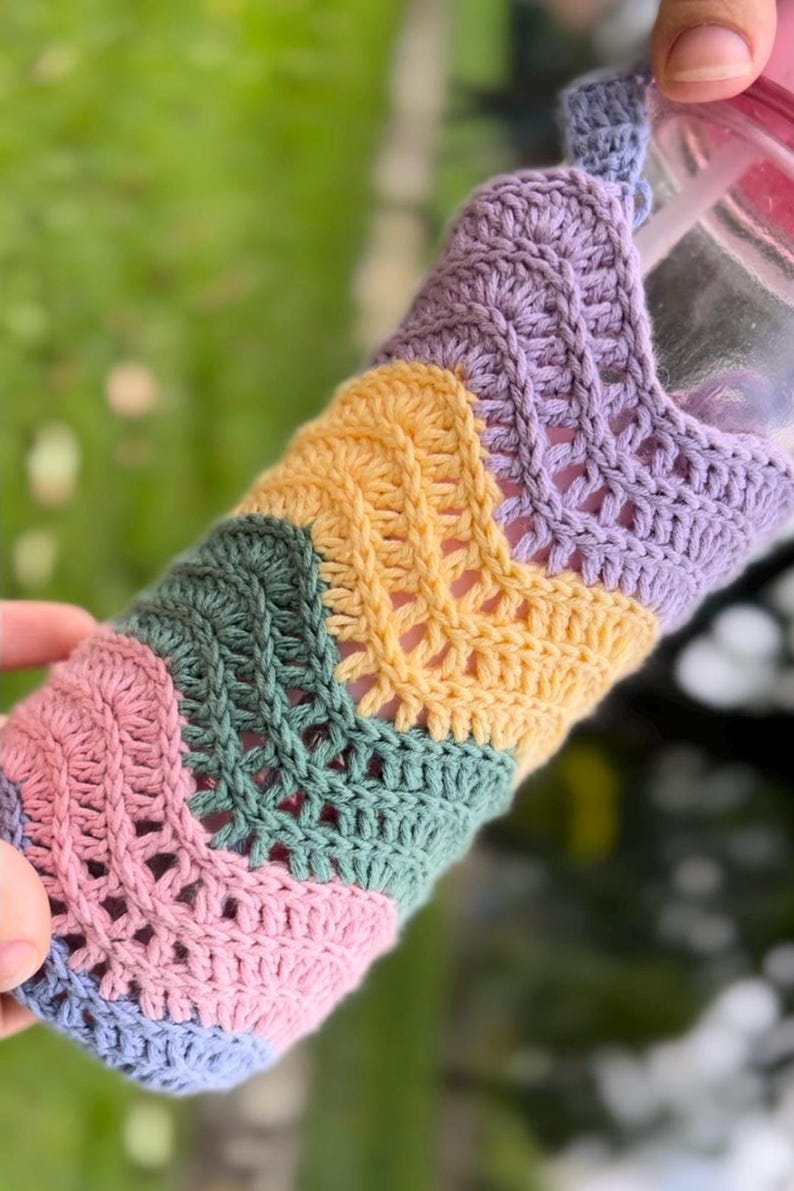 Close up of wavy stitch on water bottle bag.
