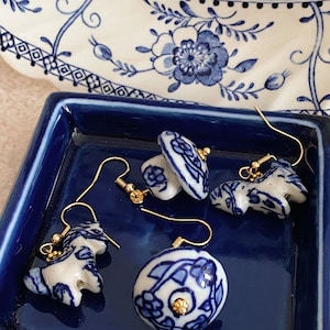 Delft Blue Porzellan Dutch Delight Tropfen Ohrringe, Handbemalt, Dutch Design, Blau und Weiß, Ikone, Keramik, Künstlerisch, Einzigartig, Einzigartiges Geschenk