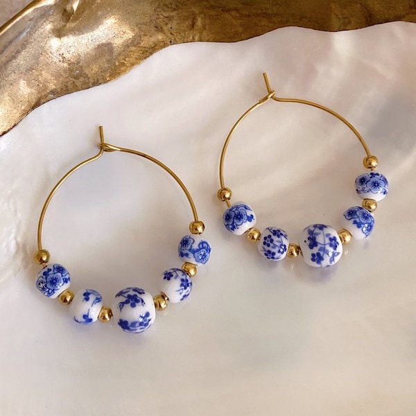 Boucles d'oreilles créoles bleu de Delft, créoles en or bleu et blanc, peintes à la main, design hollandais, porcelaine, emblématique, poterie, artistique, unique, cadeau pour elle