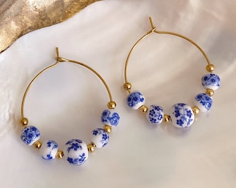 Delfts blauwe hoepel oorbellen, blauwe en witte gouden hoepels, handgeschilderd, Dutch Design, porselein, iconisch, aardewerk, artistiek, uniek, cadeau voor haar