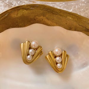 Vintage Gold Tone Lustre Pearl Clip On Earrings, 1980s Clip-Ons, Cocktail, Bridal, Special Occasion, Jewelry, Non-Pierced, Gift for Her