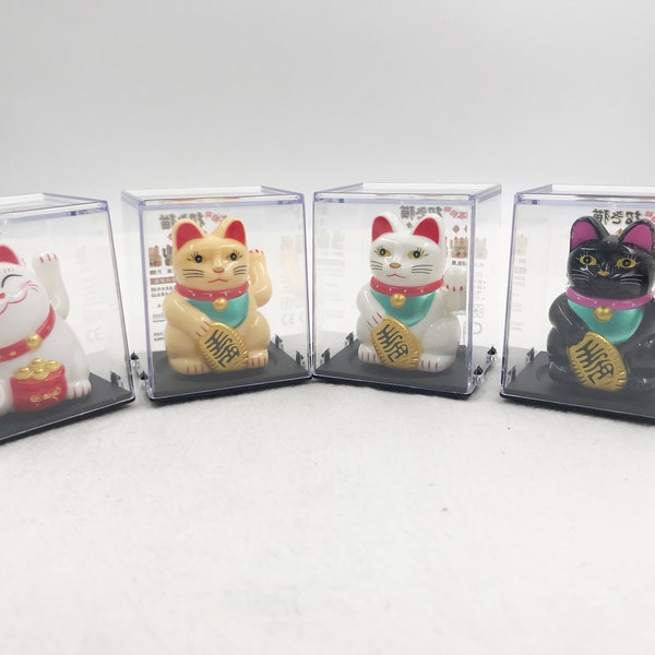 Op zonne-energie aangedreven witte Maneki Neko die geluksgeldkat wenkt voor thuiskantoor en autodecoratie