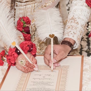 Exklusives Nikkah-Zertifikat mit Ordner und dekorativer Straußenfeder.