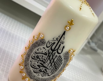 Islamitisch ontworpen pilaarkaarsen.