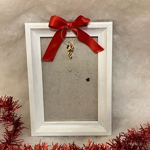 Christmas Picture Frame: White Distressed Wood with Ribbon & Candy Cane - 4x6